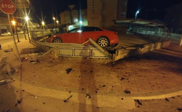 Arrolla una señal de tráfico y un buzón de correos y acaba empotrado en